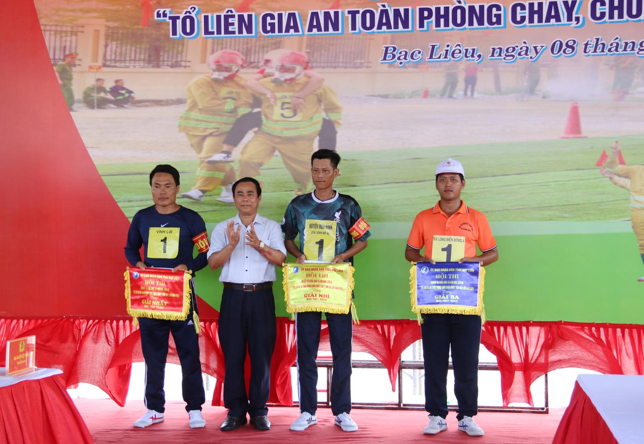 Thi nghiệp vụ chữa cháy và cứu nạn, cứu hộ 'Tổ liên gia an toàn PCCC' tại Bạc Liêu