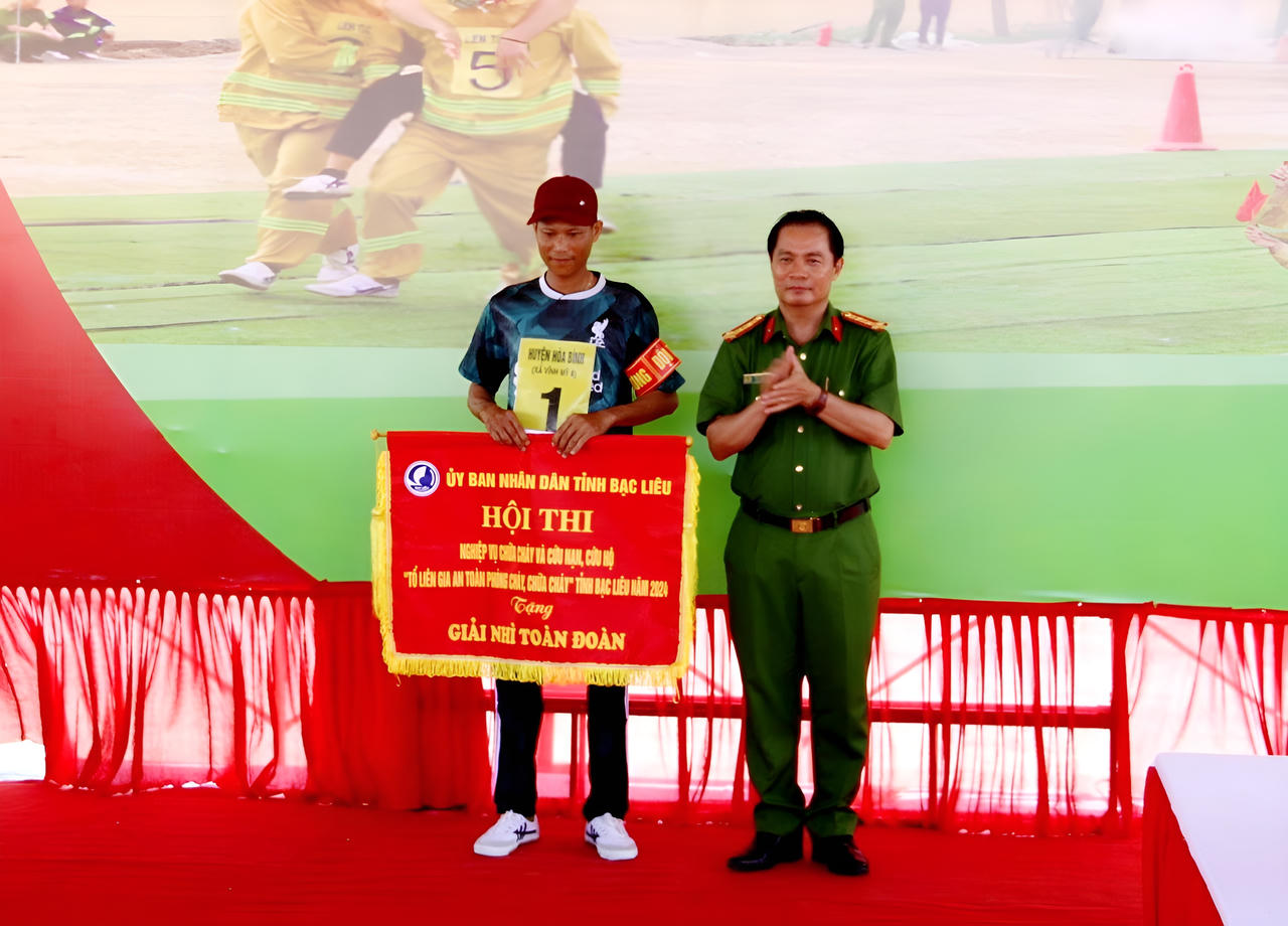 Thi nghiệp vụ chữa cháy và cứu nạn, cứu hộ 'Tổ liên gia an toàn PCCC' tại Bạc Liêu