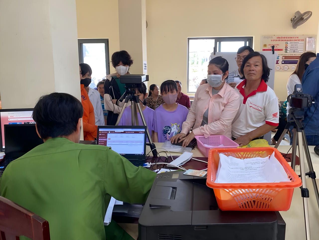 Nhiều trẻ được đưa đến làm căn cước tại Bạc Liêu trong ngày đầu triển khai mẫu mới