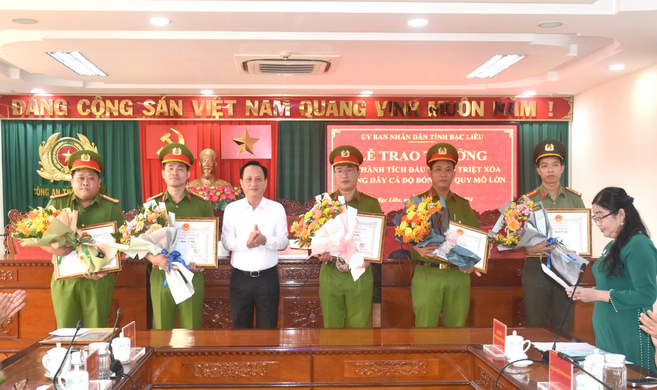 Khen thưởng thành tích triệt xóa đường dây cá độ bóng đá quy mô lớn tại Bạc Liêu