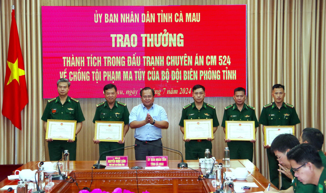 Tặng Bằng khen cho cán bộ, chiến sĩ biên phòng có thành tích xuất sắc trong chống tội phạm