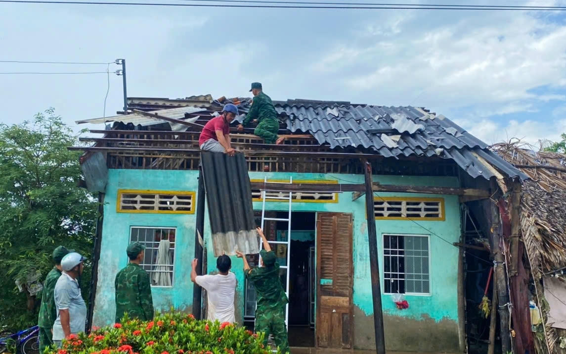 Đồn Biên phòng Khánh Tiến (Cà Mau) hỗ trợ nhiều nhà dân bị tốc mái