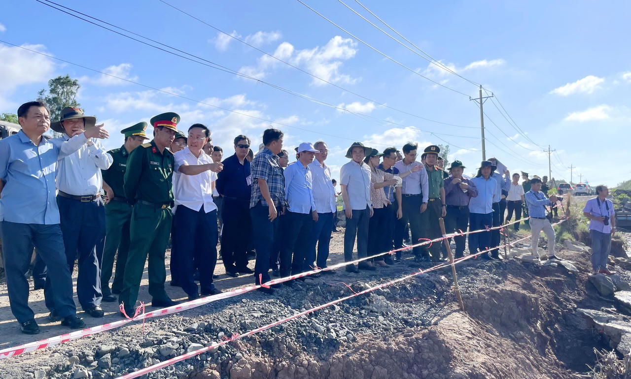 Phó Thủ tướng Trần Lưu Quang: Việc di dời người dân ở vùng sạt lở là cấp thiết 