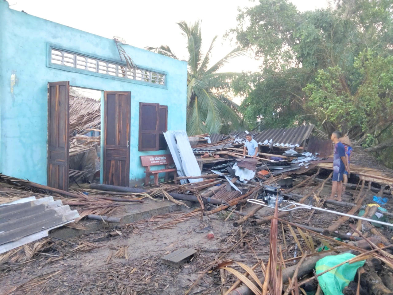 Hỗ trợ người dân có nhà bị sập, tốc mái do giông lốc ở Bạc Liêu