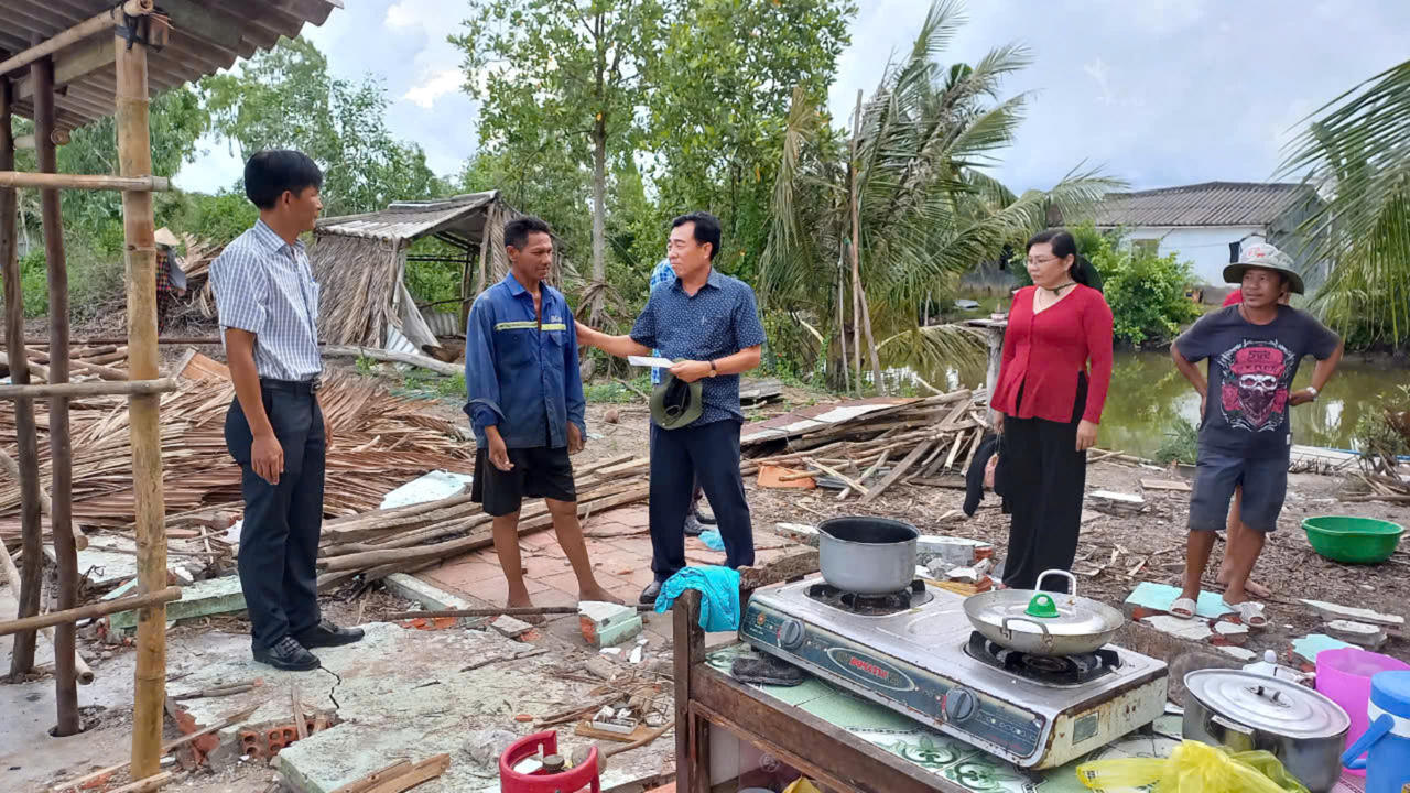 Hỗ trợ người dân có nhà bị sập, tốc mái do giông lốc ở Bạc Liêu