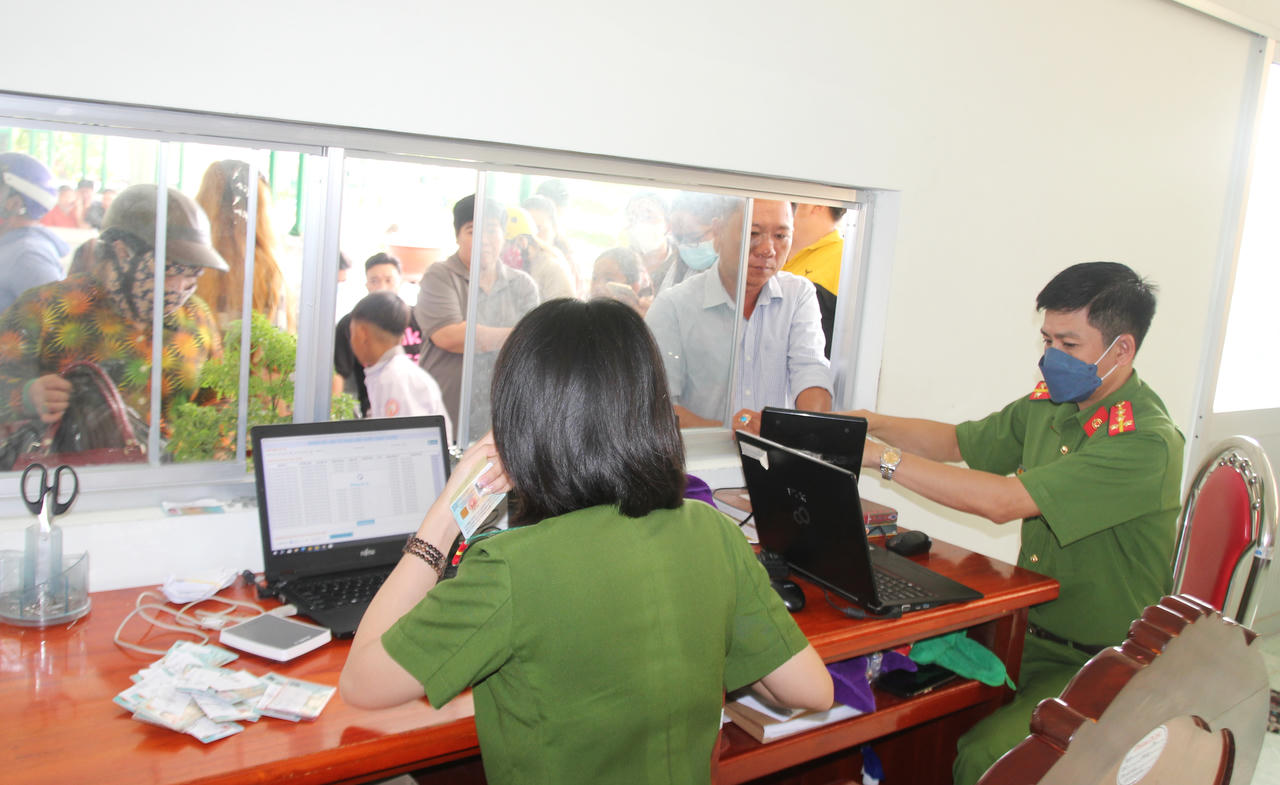 Công an Bạc Liêu tăng ca, tăng giờ làm đẩy nhanh thu nhận hồ sơ cấp căn cước