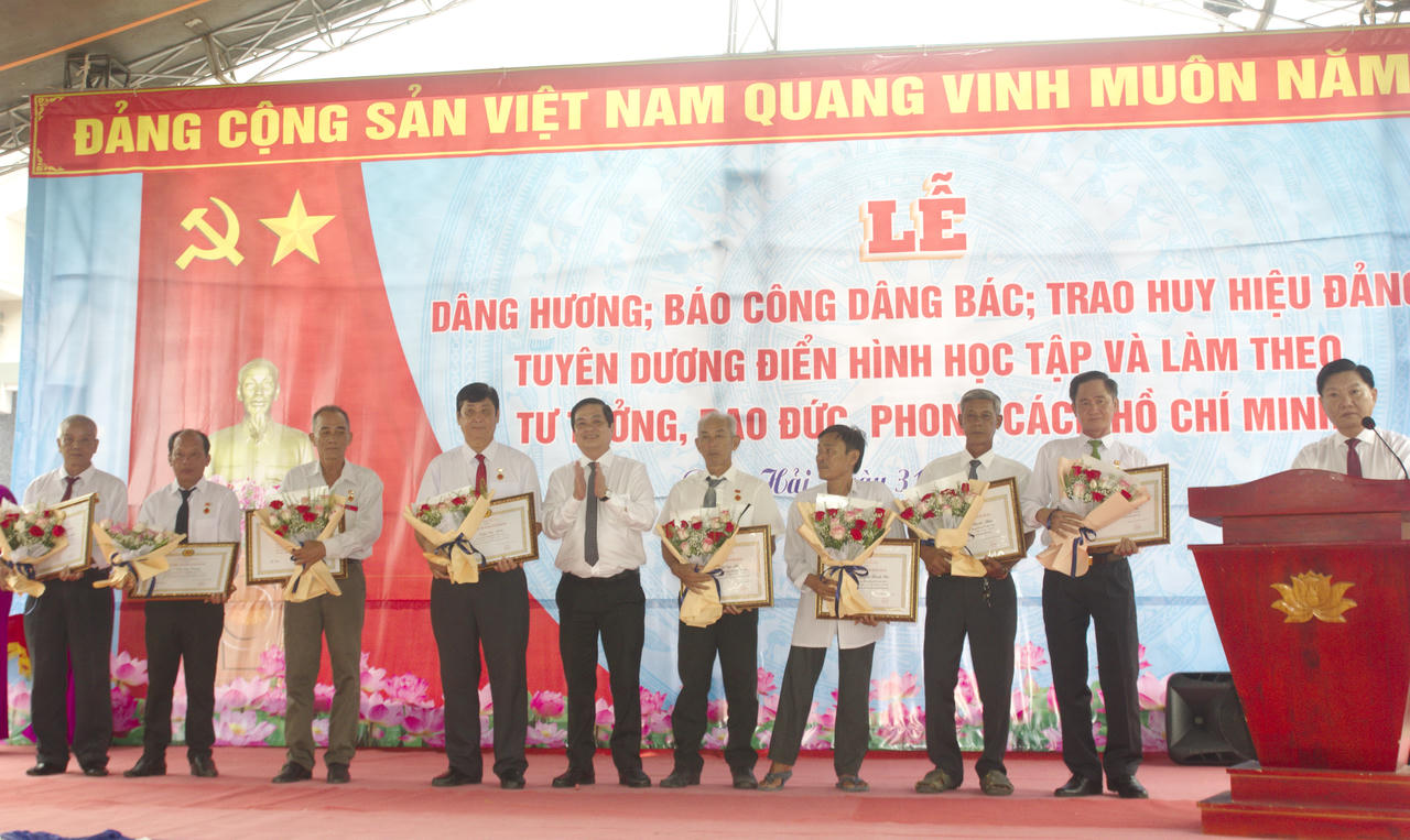 Bạc Liêu: Lễ Báo công, Trao huy hiệu Đảng và tuyên dương điển hình học tập Bác