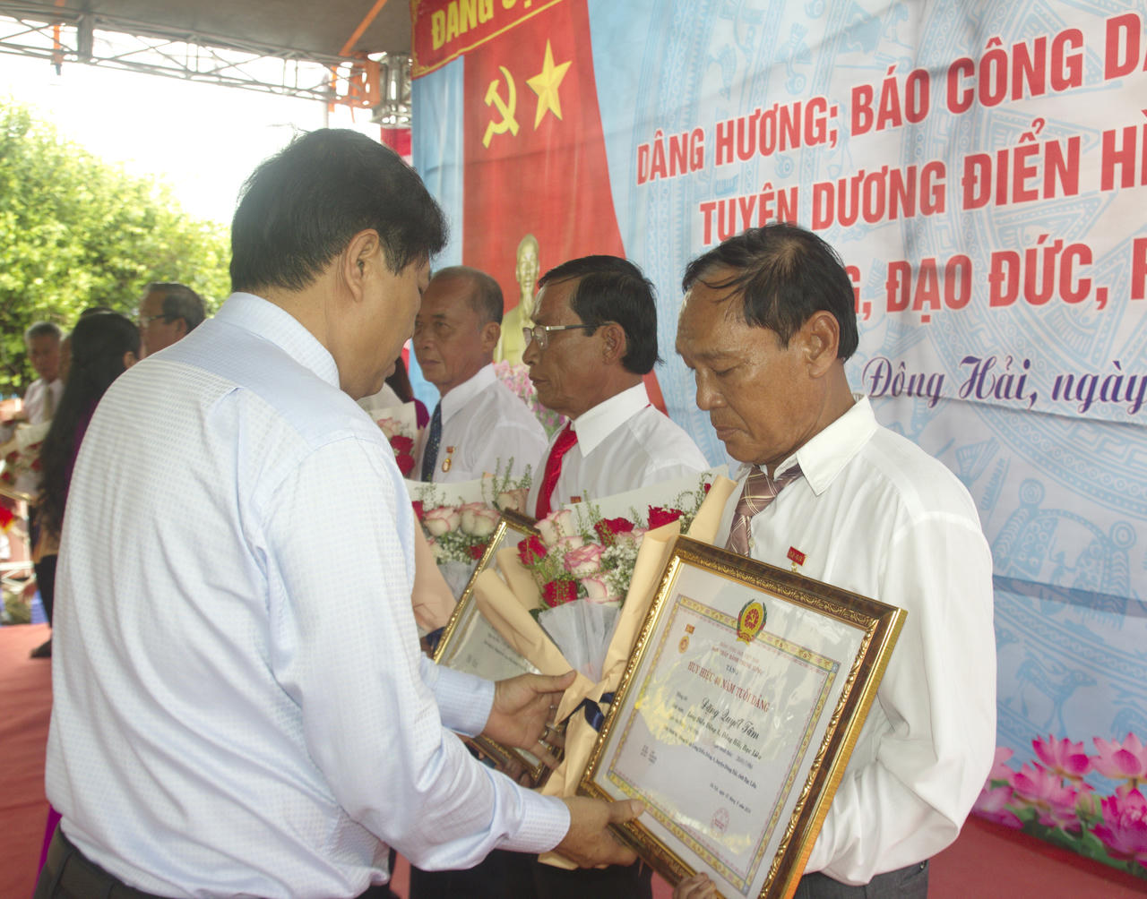 Bạc Liêu: Lễ Báo công, Trao huy hiệu Đảng và tuyên dương điển hình học tập Bác