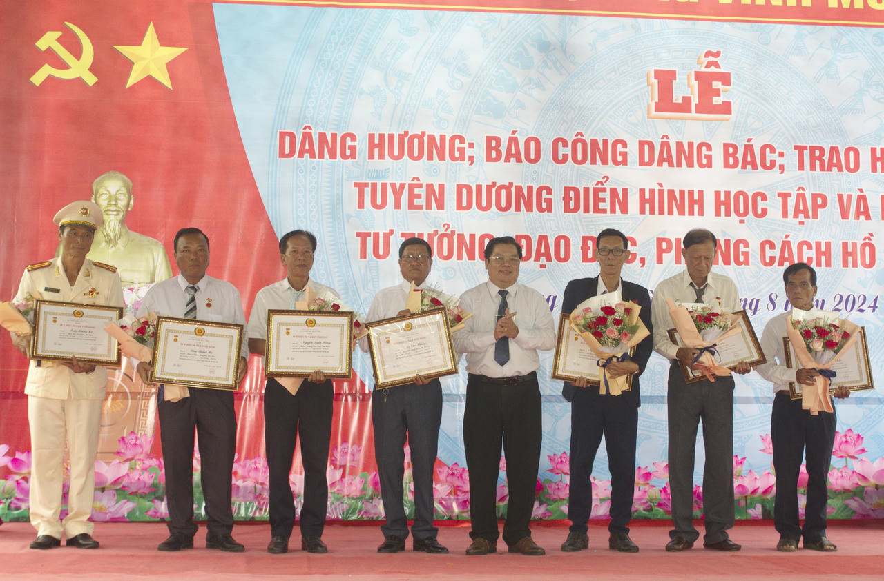 Bạc Liêu: Lễ Báo công, Trao huy hiệu Đảng và tuyên dương điển hình học tập Bác