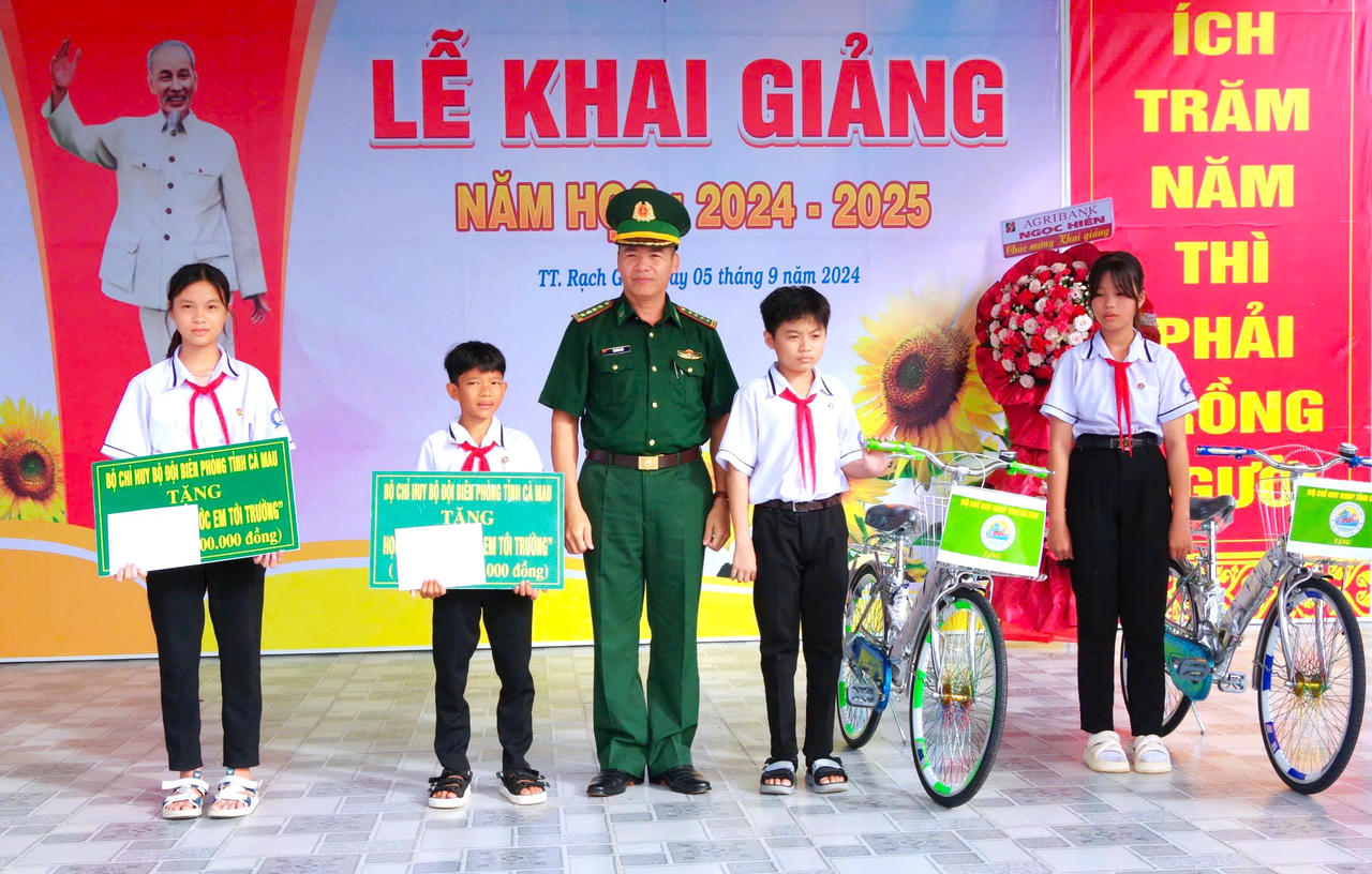 BĐBP tỉnh Cà Mau đồng hành cùng các em học sinh khu vực biên giới đến trường
