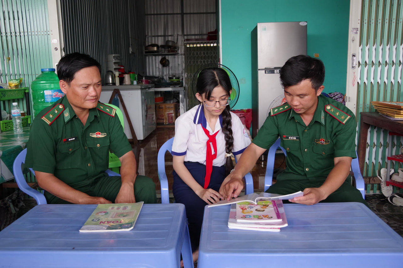 BĐBP Cà Mau 'nâng bước' học sinh khó khăn đến trường 