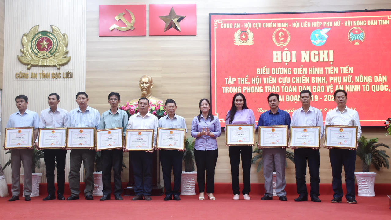 Biểu dương 117 tập thể, cá nhân trong phong trào toàn dân bảo vệ ANTQ tại Bạc Liêu