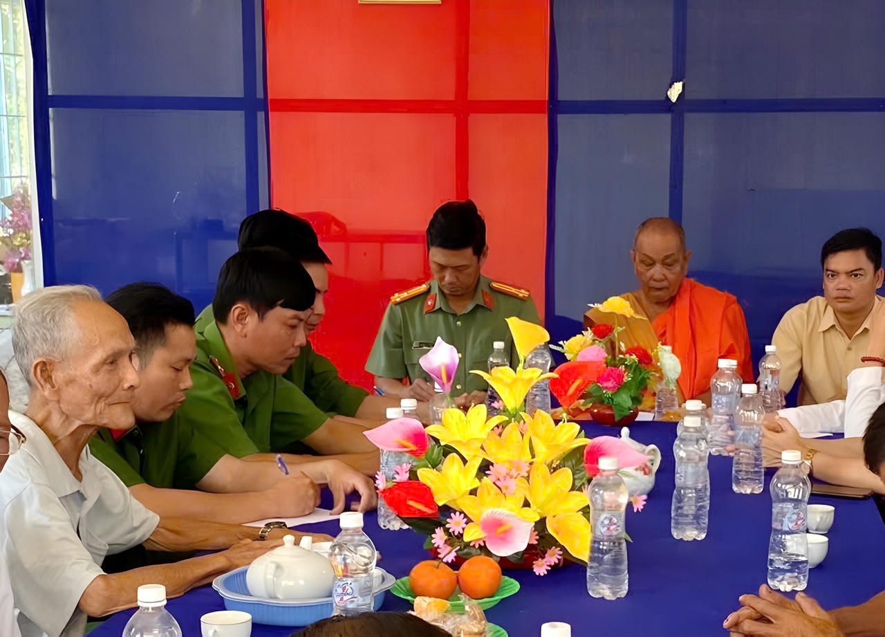 Lão nông hơn 80 tuổi thích lo 'chuyện bao đồng'