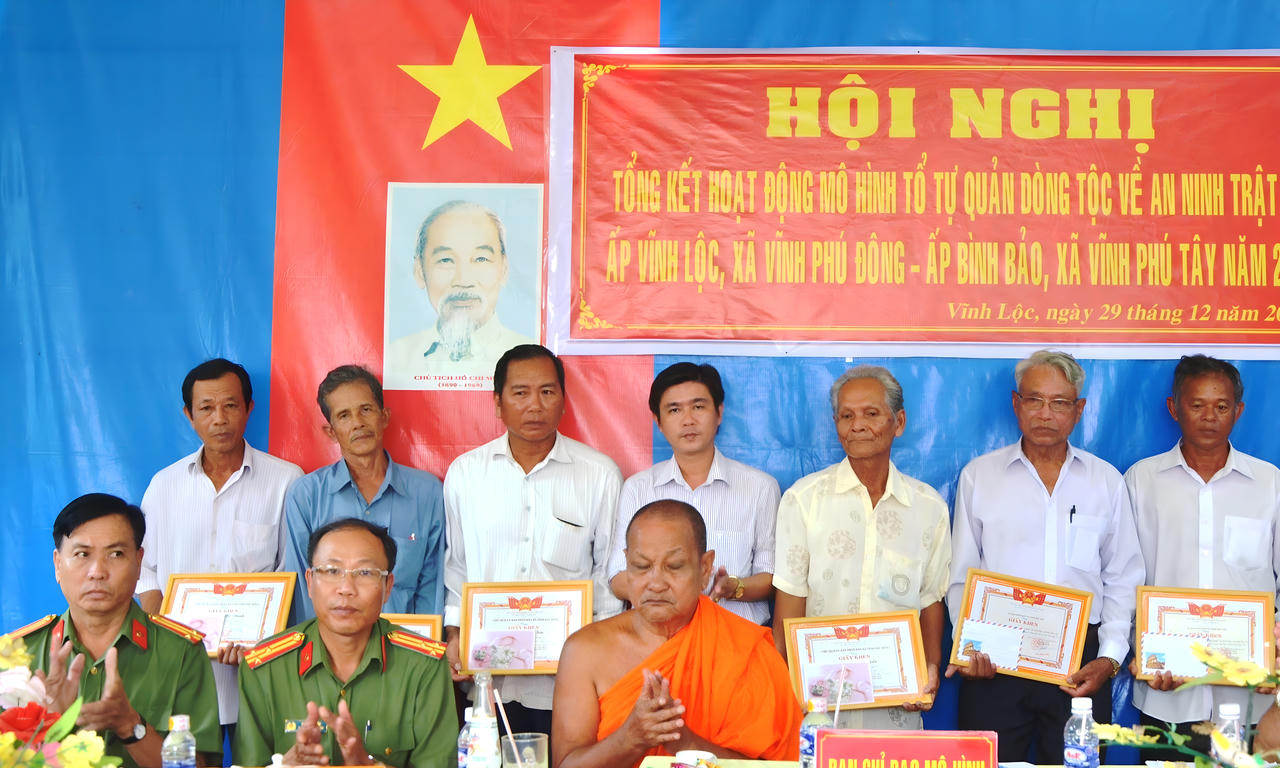 Lão nông hơn 80 tuổi thích lo 'chuyện bao đồng'