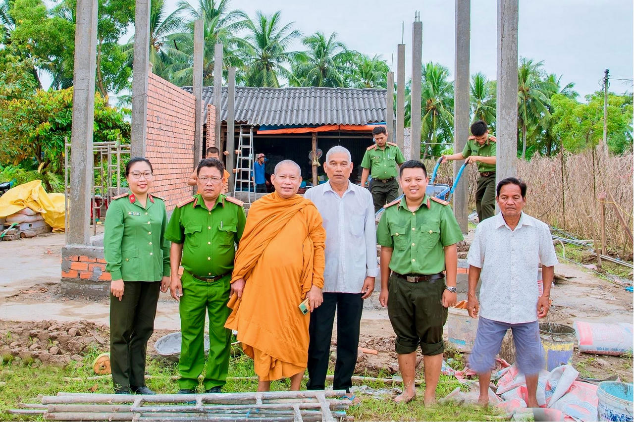 Lão nông hơn 80 tuổi thích lo 'chuyện bao đồng'