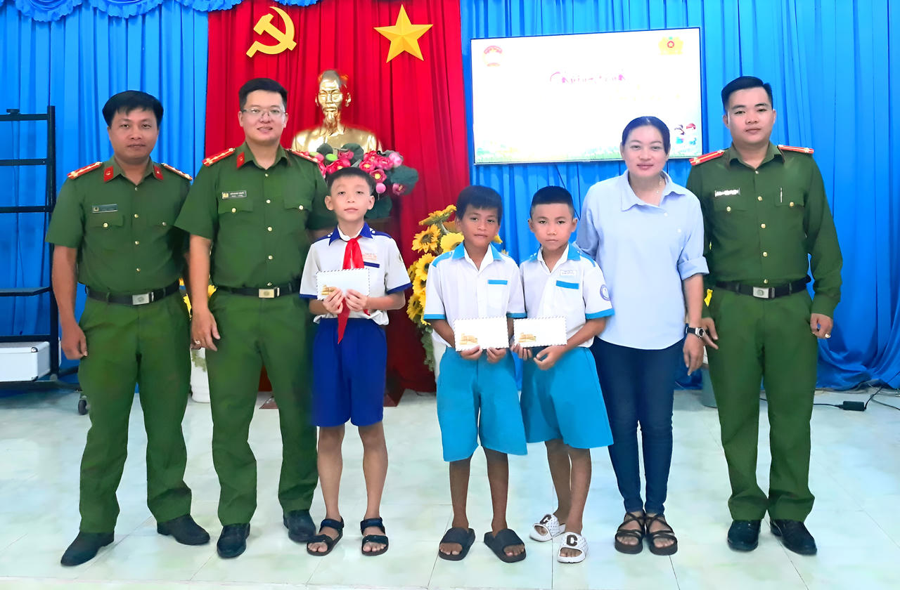 Bạc Liêu: Lan tỏa yêu thương từ Đề án 'Cùng em đến trường'