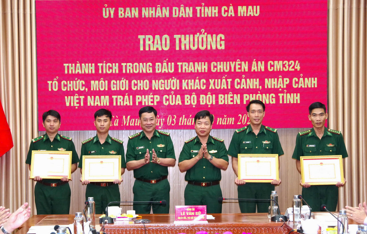 Tặng Bằng khen cho quân nhân BĐBP Cà Mau trong Chuyên án CM324