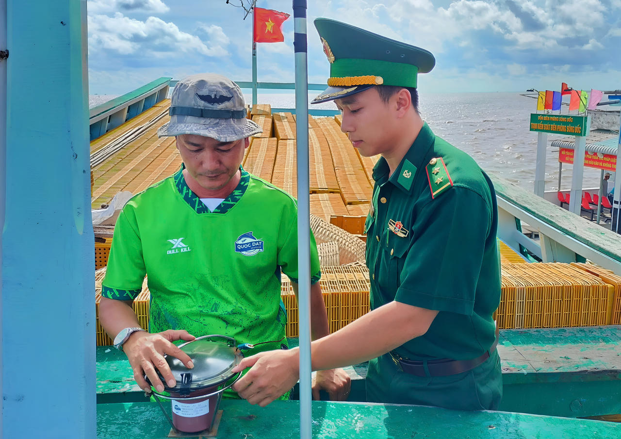 BĐBP Cà Mau đưa Nghị quyết 04 đến chủ tàu cá và ngư dân