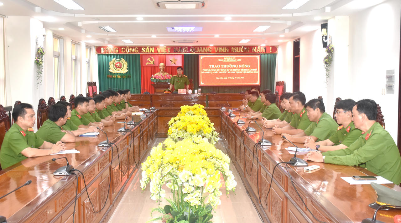 Thưởng 'nóng' Phòng Cảnh sát hình sự Bạc Liêu về thành tích đấu tranh trấn áp tội phạm