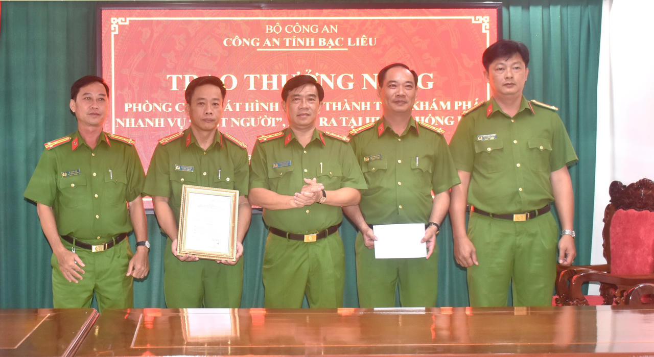 Thưởng 'nóng' Phòng Cảnh sát hình sự Bạc Liêu về thành tích đấu tranh trấn áp tội phạm