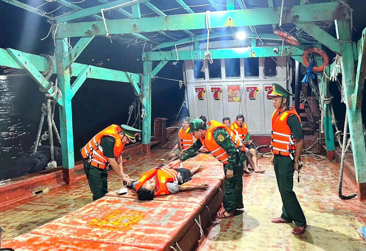 Cứu 5 thuyền viên bị chìm tàu trên biển