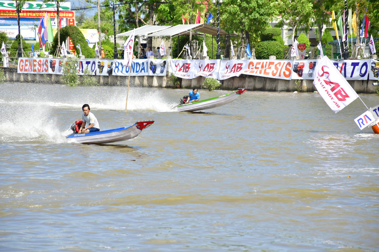 Đua vỏ lãi ở Cà Mau chào mừng kỷ niệm 70 năm tập kết ra Bắc