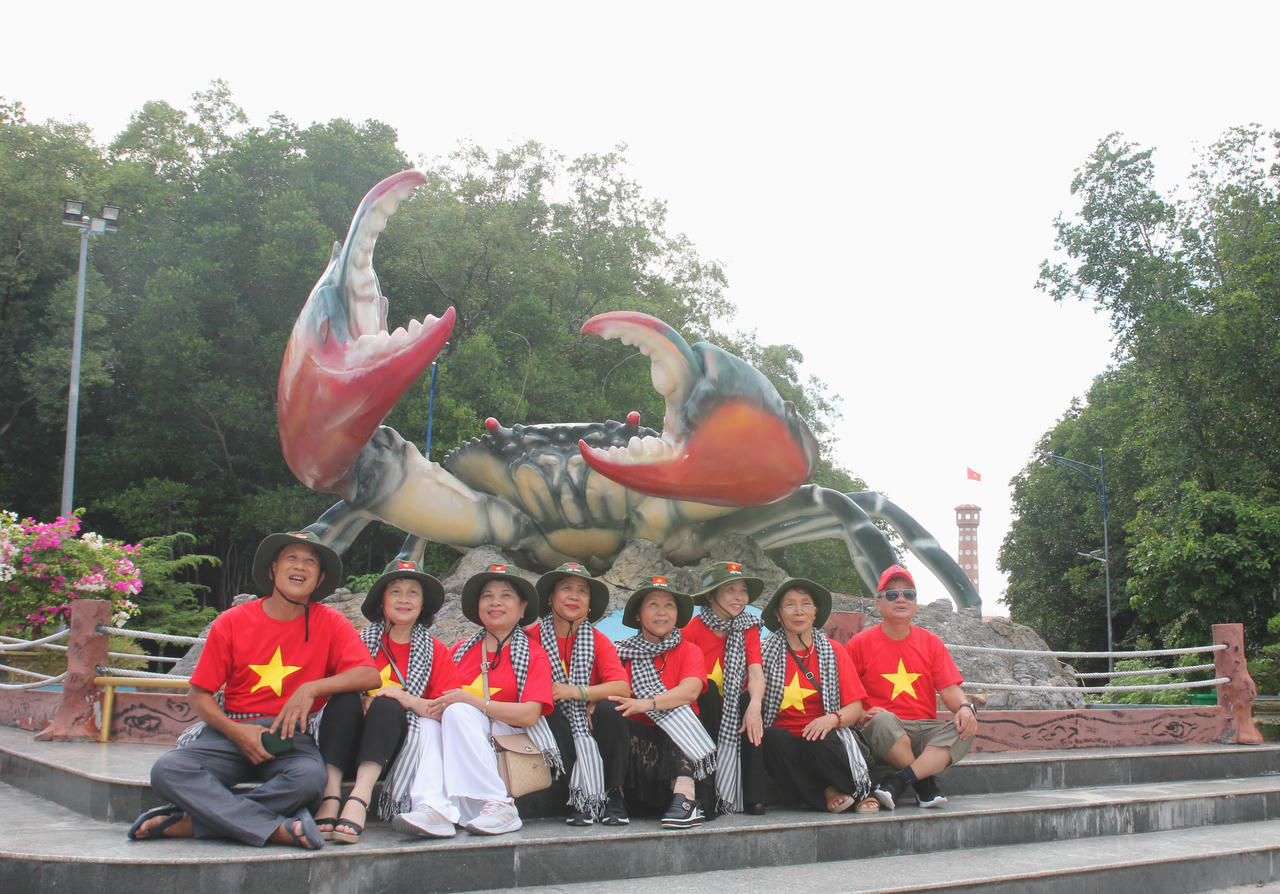 Biểu tượng con tôm Cà Mau và cây đàn kìm Bạc Liêu - điểm “check in” lý tưởng 