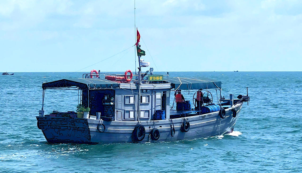 Cứu thuyền viên trôi dạt trên biển Cà Mau