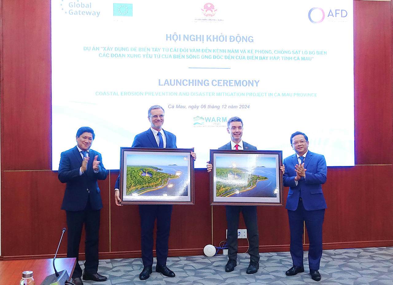 Liên minh châu Âu khảo sát thực địa đê biển Tây Cà Mau