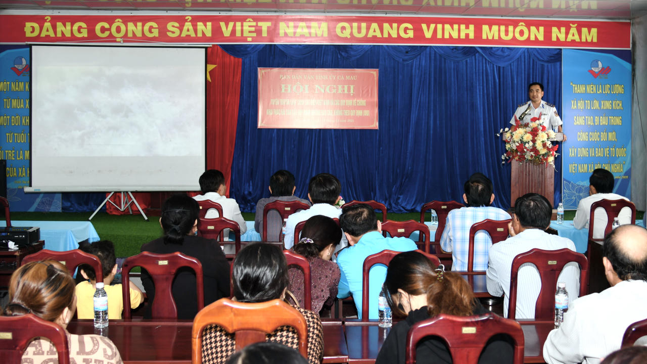 Hải đoàn 42/BTL Vùng Cảnh sát biển 4 phối hợp tuyên truyền pháp luật cho ngư dân Cà Mau