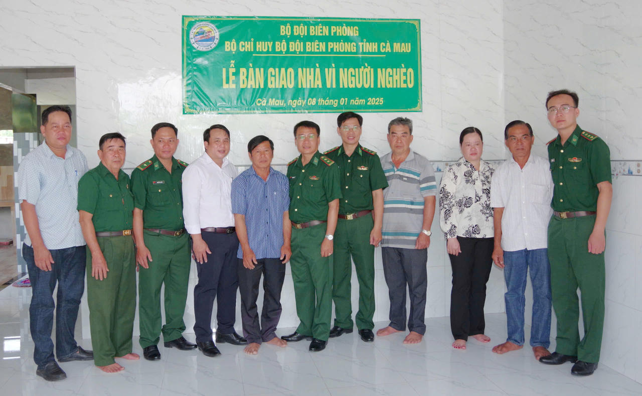 Bốn cha con sống trong căn nhà dựng bằng thân cây được Bộ đội Biên phòng Cà Mau xây tặng nhà kiên cố