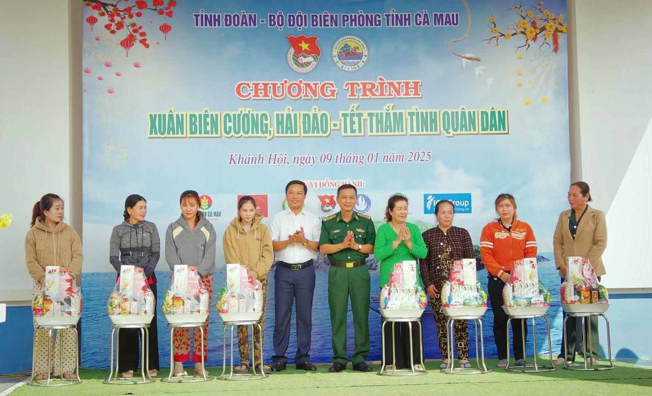 Bộ đội Biên phòng Cà Mau đem niềm vui Tết cho người dân khu vực biên giới 