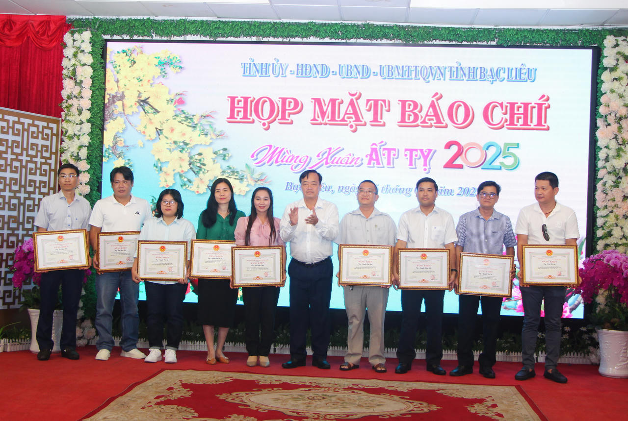 Phóng viên Báo Pháp luật Việt Nam vinh dự nhận Bằng khen của UBND tỉnh Bạc Liêu