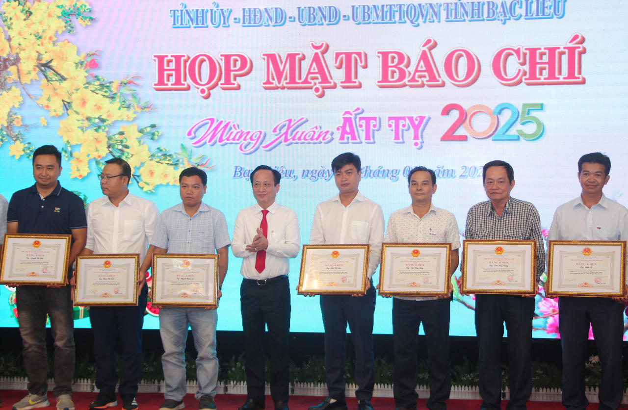 Phóng viên Báo Pháp luật Việt Nam vinh dự nhận Bằng khen của UBND tỉnh Bạc Liêu