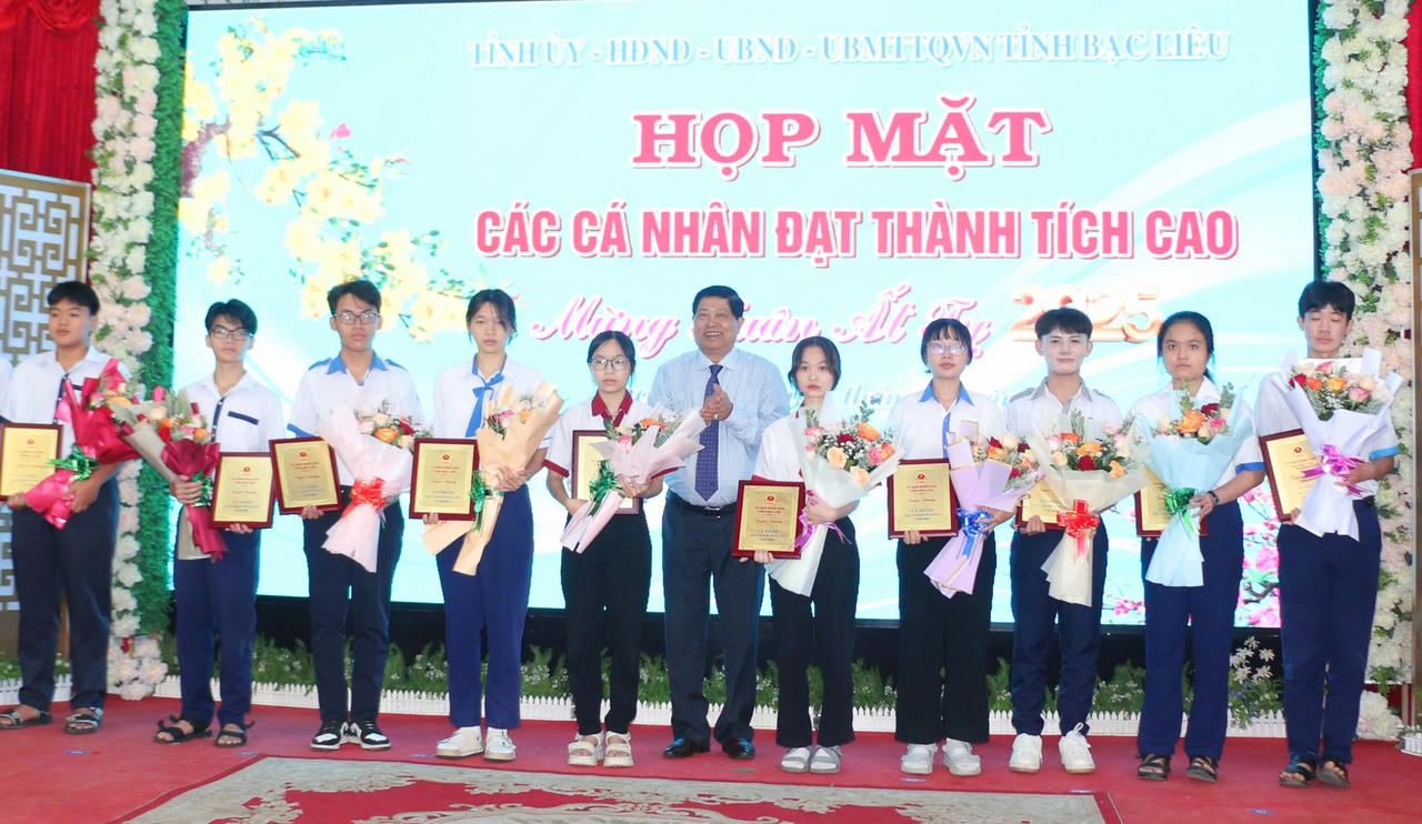 Bạc Liêu: Trao thưởng các cá nhân đạt thành tích cao 