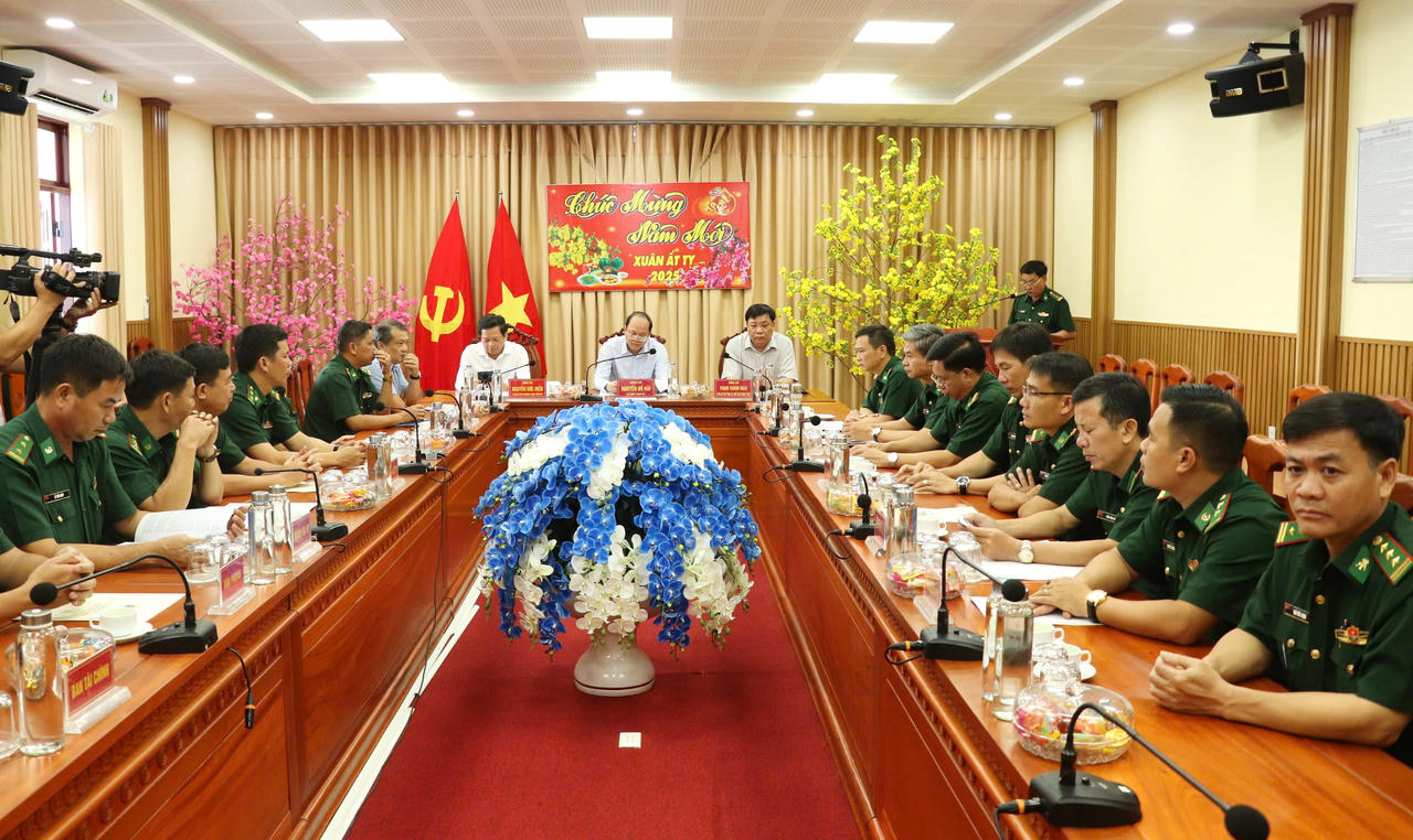 Bí thư Tỉnh ủy Cà Mau thăm, chúc Tết cán bộ, chiến sĩ Bộ đội Biên phòng