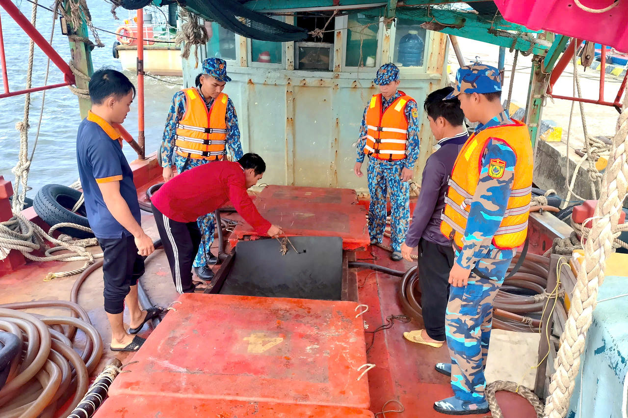 Phát hiện tàu cá vận chuyển hơn 25 nghìn lít dầu trái phép trên biển Cà Mau