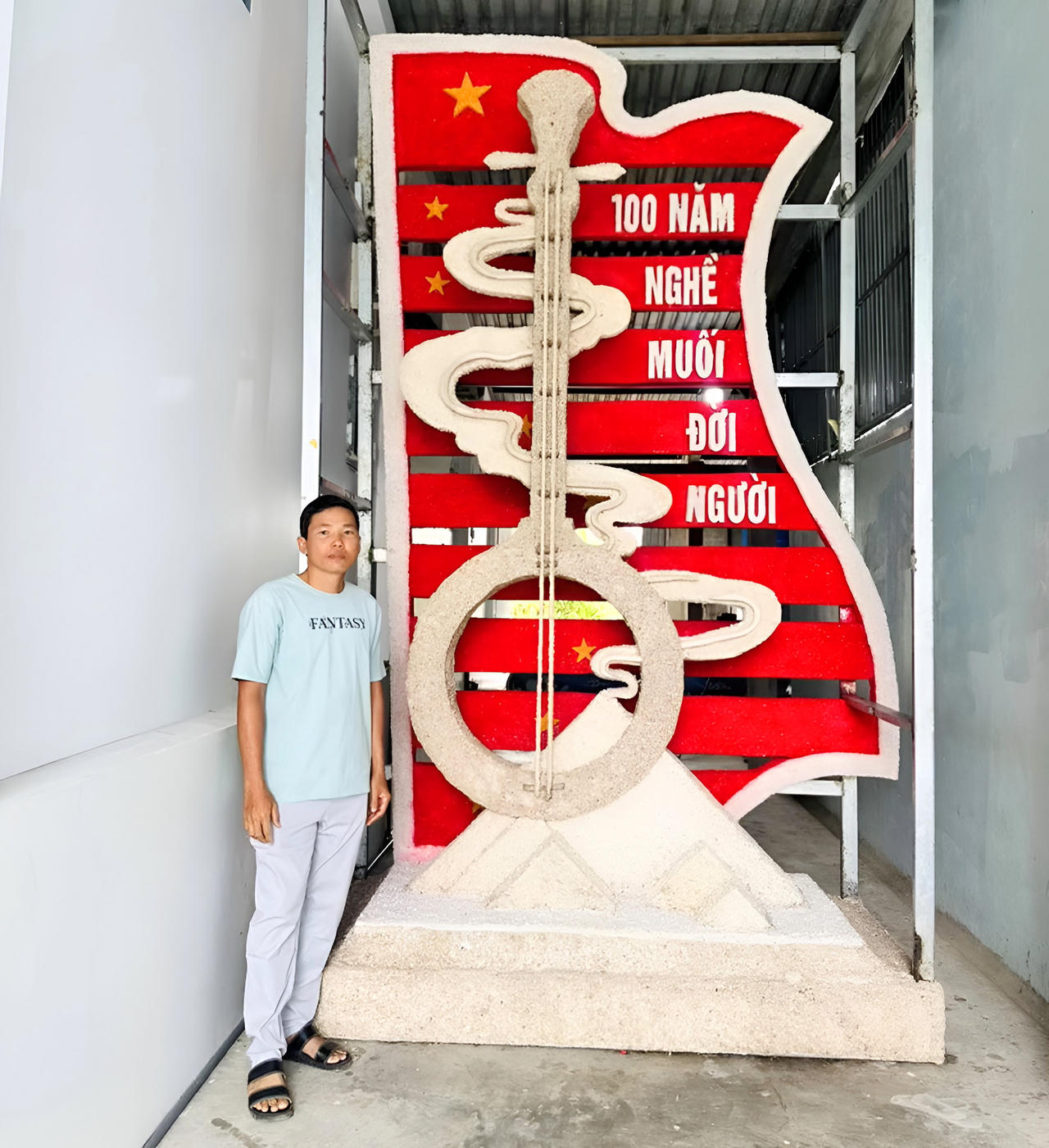 Cây đàn kìm cách điệu bằng muối ‘độc nhất vô nhị’ ở Bạc Liêu