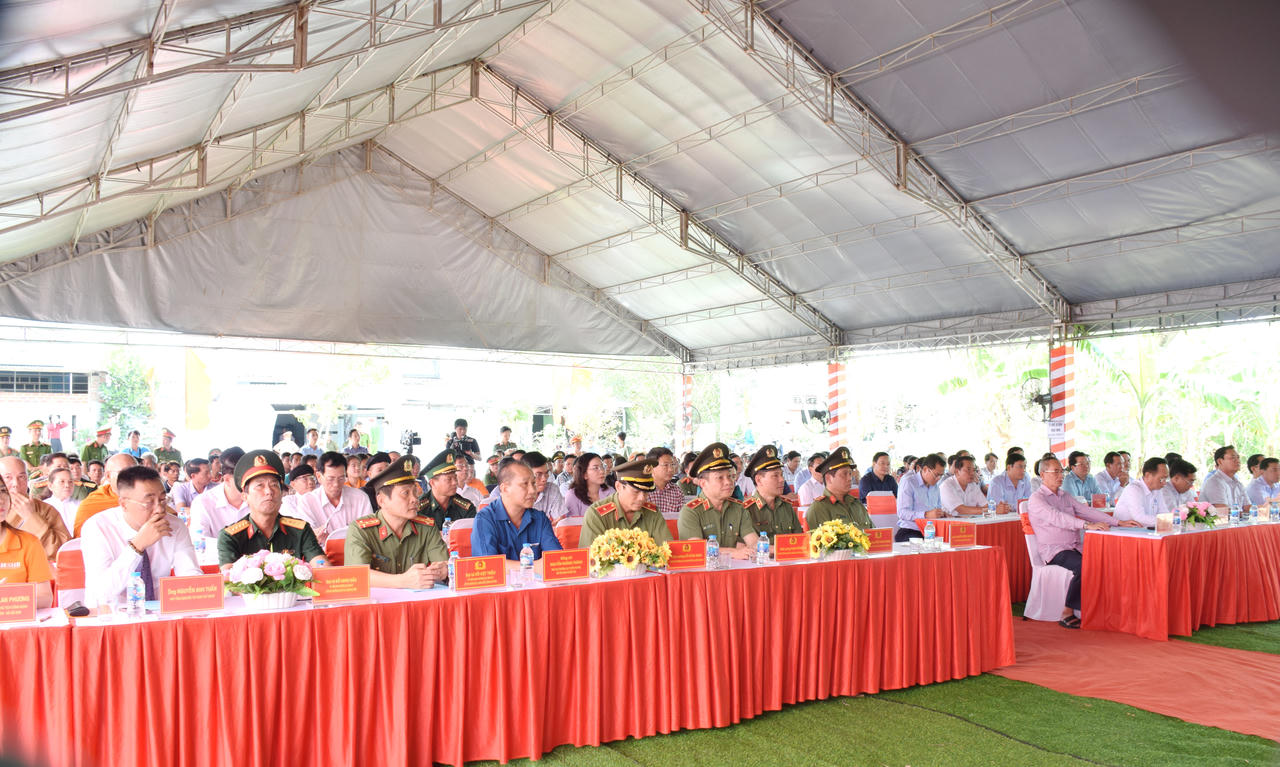 Trao tặng nhà mẫu, bàn giao kinh phí xóa nhà tạm, nhà dột nát ở Bạc Liêu