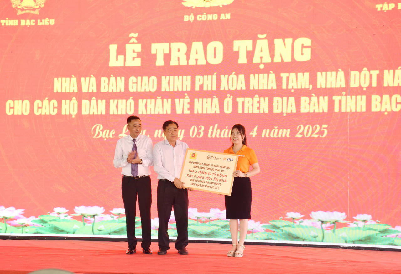 Trao tặng nhà mẫu, bàn giao kinh phí xóa nhà tạm, nhà dột nát ở Bạc Liêu