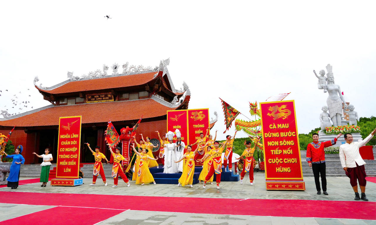 Người dân Đất Mũi thành kính tri ân Đức Quốc Tổ Lạc Long Quân