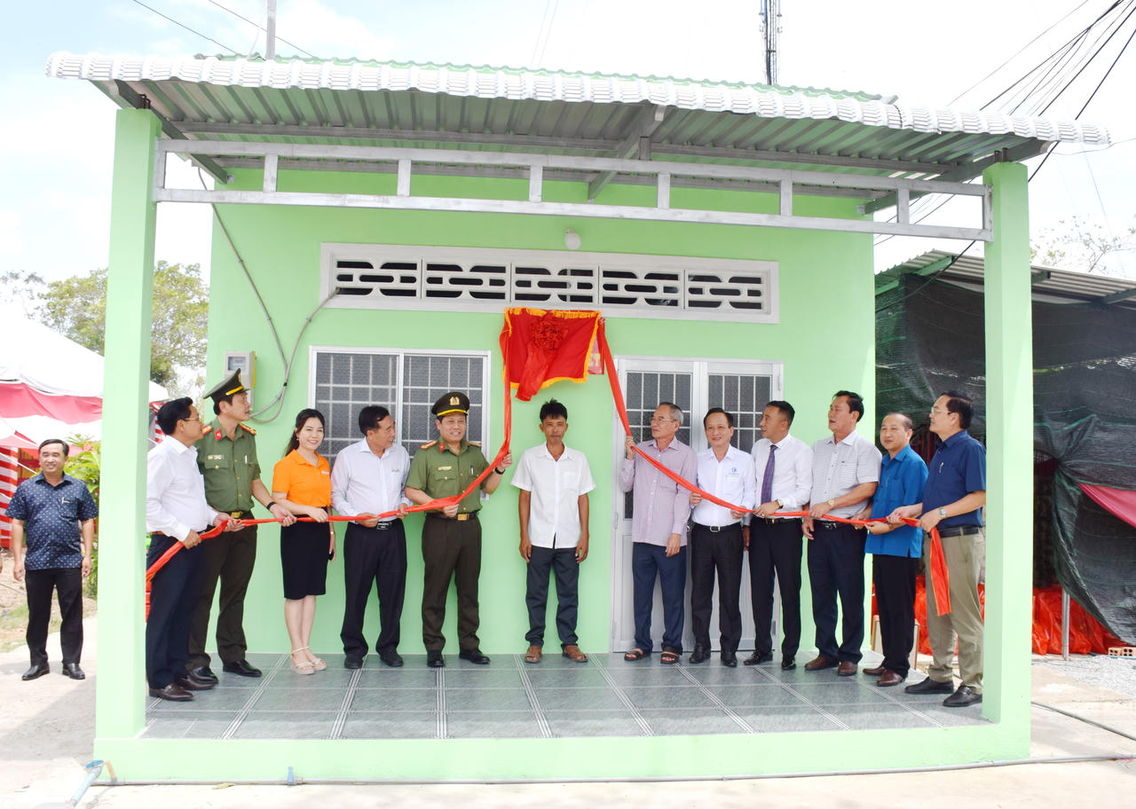 Trao tặng nhà mẫu, bàn giao kinh phí xóa nhà tạm, nhà dột nát ở Bạc Liêu