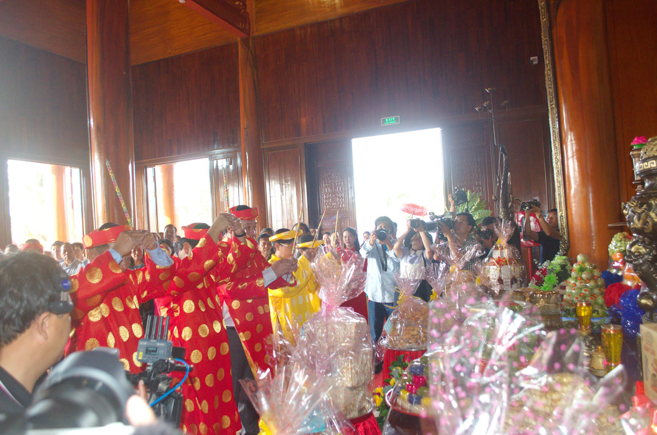 Người dân Cà Mau thành kính, dâng hương Giỗ Tổ Hùng Vương 