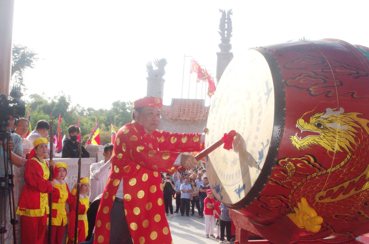 Người dân Cà Mau thành kính, dâng hương Giỗ Tổ Hùng Vương 