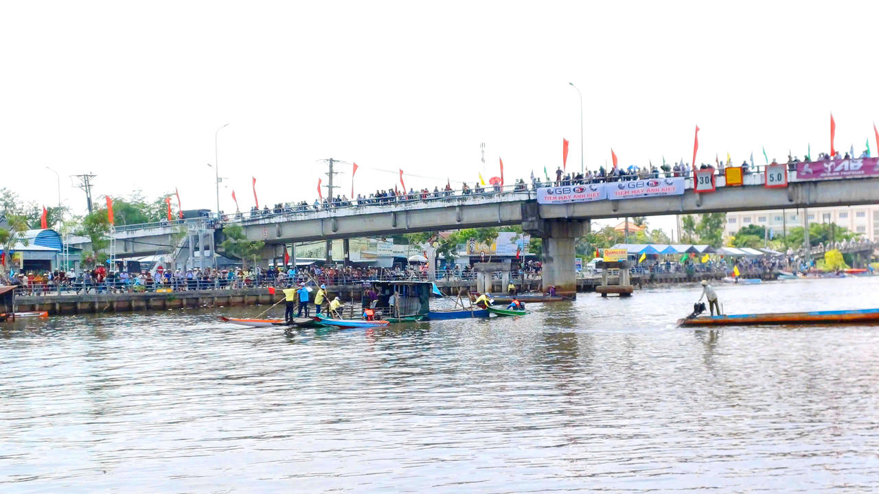 Cà Mau: Giải đua vỏ lãi chào mừng 50 năm ngày Giải phóng miền Nam