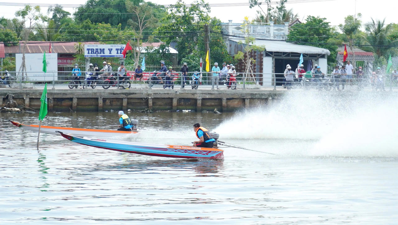 Cà Mau: Giải đua vỏ lãi chào mừng 50 năm ngày Giải phóng miền Nam