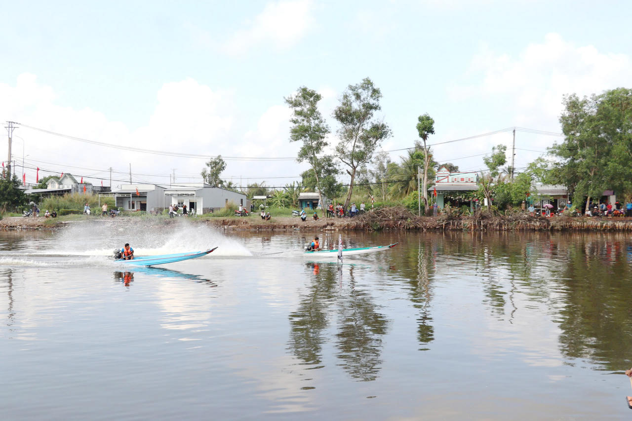 Cà Mau: Giải đua vỏ lãi chào mừng 50 năm ngày Giải phóng miền Nam