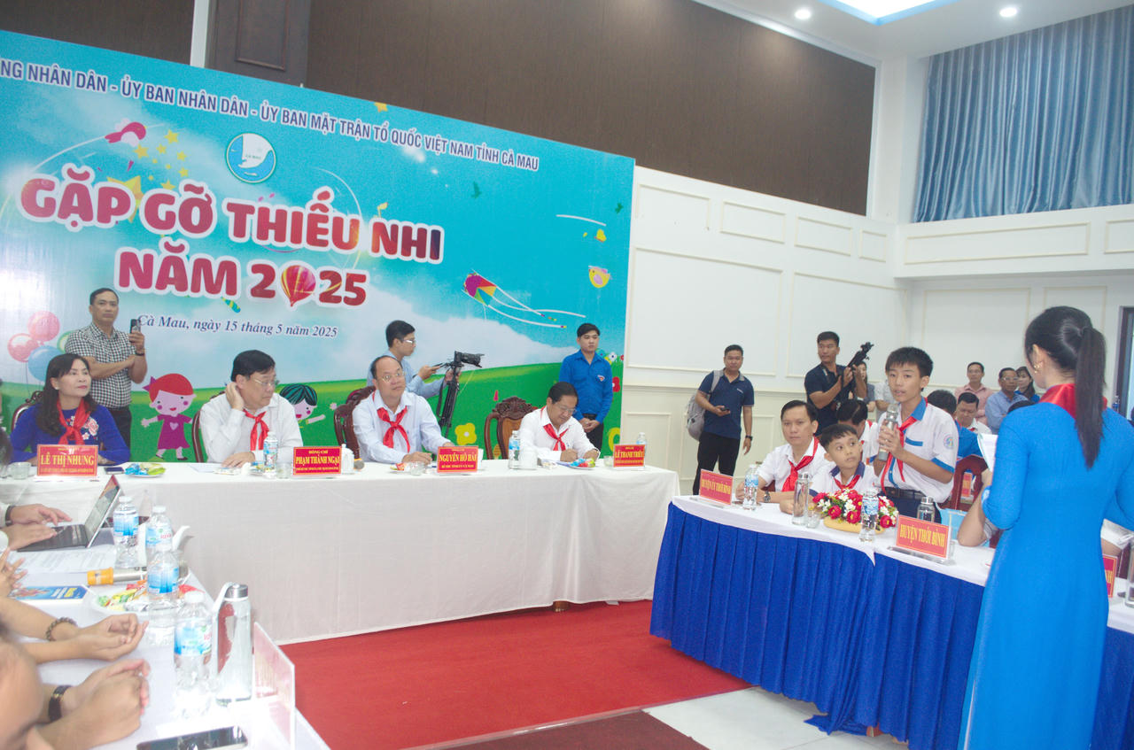 Lãnh đạo tỉnh Cà Mau, nghe thiếu nhi bày tỏ suy nghĩ, nguyện vọng