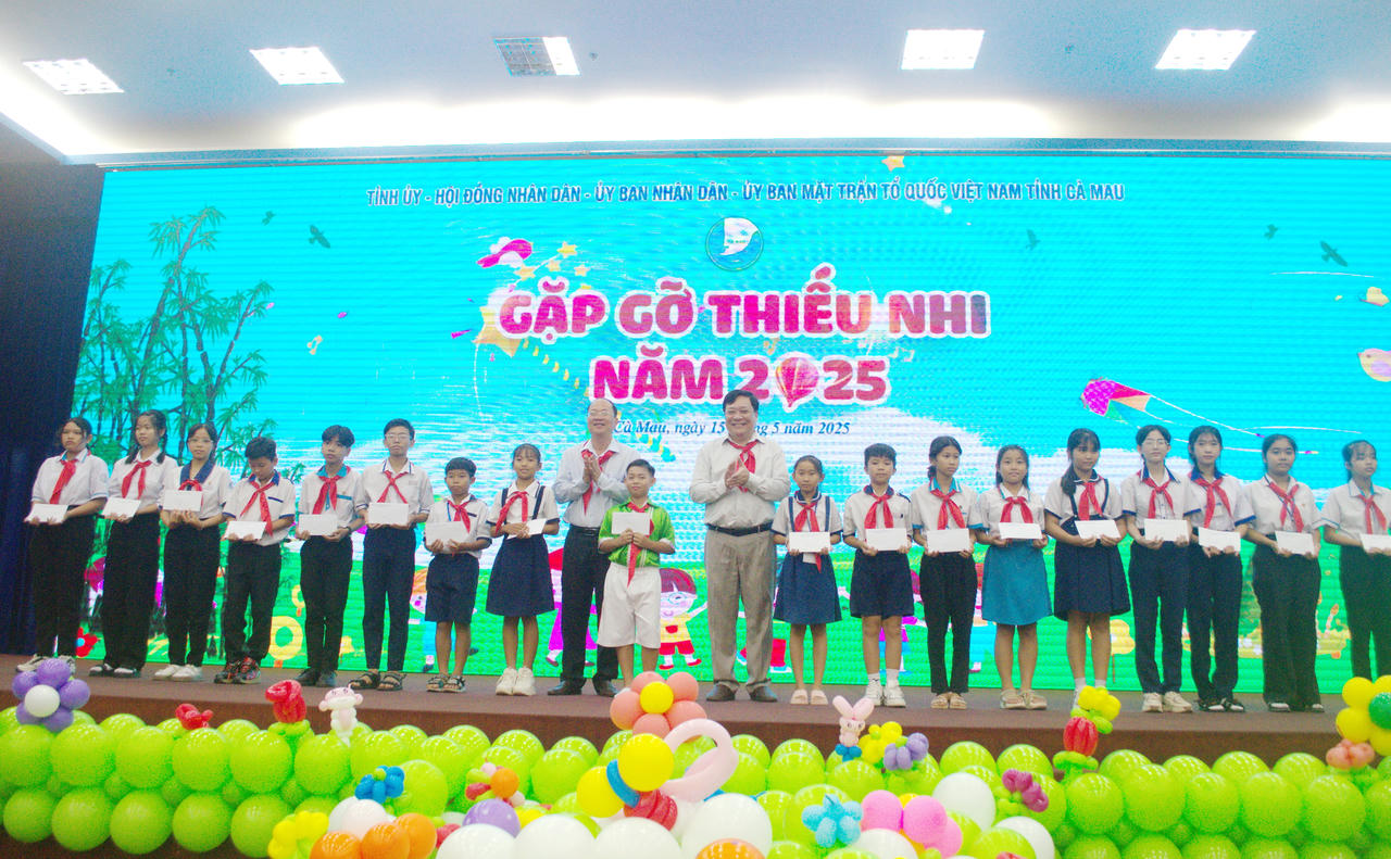 Lãnh đạo tỉnh Cà Mau, nghe thiếu nhi bày tỏ suy nghĩ, nguyện vọng