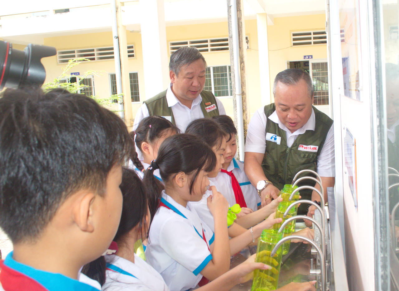 Lễ phát động Cuộc thi trực tuyến ATGT và đưa nước sạch đến học đường ở Cà Mau